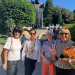 Ispred kipa Grgura Ninskoga